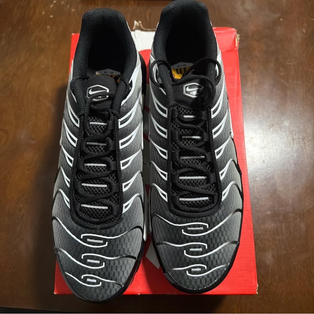 Nike Air Vapotmax Black and Gray Athletic Shoes Size 11